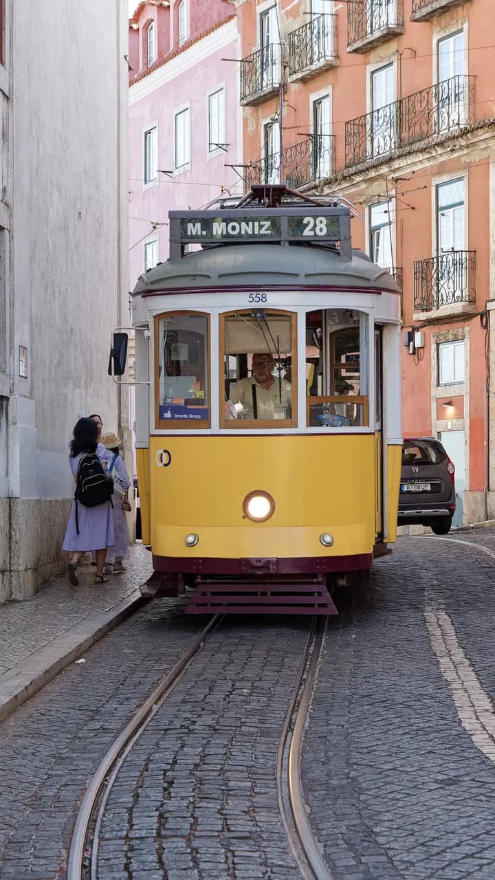 Tram 28 at Largo de Santa Luzia in Lisbon, 20250606 1958 0419