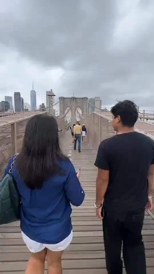 Couple on the Brooklyn Bridge