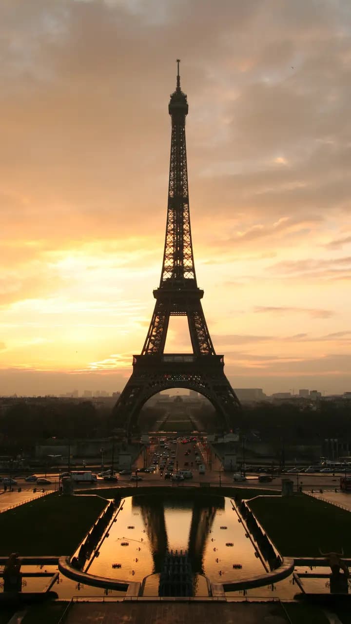 Tour eiffel at sunrise from the trocadero